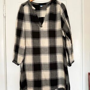 Old Navy Black and White Plaid Lightweight Top